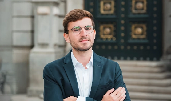 Testimonial video thumbnail